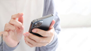 介護の「24時間監視」をやめる。スマホ1台で実現する、自分と親を解放する「自律型介護」のススメ 